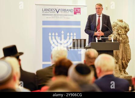 Gedenkveranstaltung des jüdischen Landesverbands Rheinland-Pfalz. Ein Jahr 7. Oktober, ein Jahr Massaker auf Israel. Im Mainzer Landesmuseum gedenken die jüdischen Gemeinden mit Ministerpräsident Alexander Schweitzer und weiteren Politikern den Opfern. 07.10.24 *** Commemorative event organized by the Rhineland-Palatinate Jewish Association One year 7 October, one year of massacres in Israel The Jewish communities commemorate the victims in the Mainz State Museum with Minister President Alexander Schweitzer and other politicians 07 10 24 Stock Photo