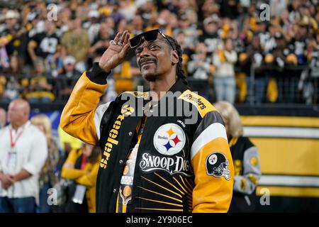 Pittsburgh, Pennsylvania, USA. 6th Oct, 2024. October 6, 2024: Snoop Dogg during the Pittsburgh Steelers vs Dallas Cowboys at Acrisure Stadium in Pittsburgh PA. Brook Ward/Apparent Media Group (Credit Image: © AMG/AMG via ZUMA Press Wire) EDITORIAL USAGE ONLY! Not for Commercial USAGE! Stock Photo