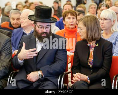 Gedenkveranstaltung des jüdischen Landesverbands Rheinland-Pfalz. Ein Jahr 7. Oktober, ein Jahr Massaker auf Israel. Im Mainzer Landesmuseum gedenken die jüdischen Gemeinden mit Ministerpräsident Alexander Schweitzer und weiteren Politikern den Opfern. Beauftragte für jüdisches Leben in Rheinland-Pfalz Monika Fuhr rechts, im Gespräch mit Reuven Konnik, rheinland-pfälzischer Landesrabbiner 07.10.24 *** Commemorative event of the Rhineland-Palatinate Jewish Association One year 7 October, one year of massacre in Israel In the Mainz State Museum, the Jewish communities commemorate the victims wit Stock Photo