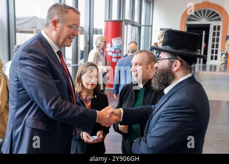 Gedenkveranstaltung des jüdischen Landesverbands Rheinland-Pfalz. Ein Jahr 7. Oktober, ein Jahr Massaker auf Israel. Im Mainzer Landesmuseum gedenken die jüdischen Gemeinden mit Ministerpräsident Alexander Schweitzer und weiteren Politikern den Opfern. vl. Ministerpräsident Alexander Schweitzer, Beauftragte für jüdisches Leben Monika Fuhr, Reuven Konnik, rheinland-pfälzischer Landesrabbiner 07.10.24 *** Commemorative event of the Rhineland-Palatinate Jewish Association One year 7 October, one year of massacre in Israel In the Mainz State Museum, the Jewish communities commemorate the victims w Stock Photo