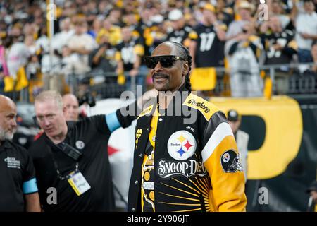 Pittsburgh, Pennsylvania, USA. 6th Oct, 2024. October 6, 2024: Snoop Dogg during the Pittsburgh Steelers vs Dallas Cowboys at Acrisure Stadium in Pittsburgh PA. Brook Ward/Apparent Media Group (Credit Image: © AMG/AMG via ZUMA Press Wire) EDITORIAL USAGE ONLY! Not for Commercial USAGE! Stock Photo