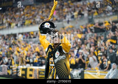 Pittsburgh, Pennsylvania, USA. 6th Oct, 2024. October 6, 2024: Snoop Dogg during the Pittsburgh Steelers vs Dallas Cowboys at Acrisure Stadium in Pittsburgh PA. Brook Ward/Apparent Media Group (Credit Image: © AMG/AMG via ZUMA Press Wire) EDITORIAL USAGE ONLY! Not for Commercial USAGE! Stock Photo