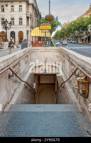 Boedapest, Hungary 13 september 2008. Entrance to the underground metro station through a stone staircase from a street in Budapest Stock Photo