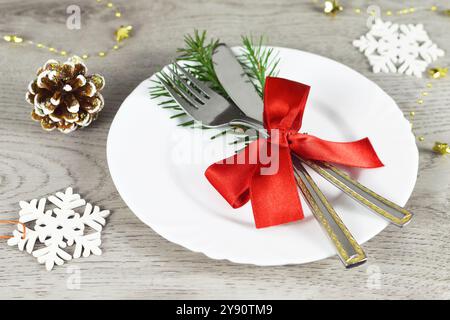 Christmas table setting. Decorated Christmas dinner plate and cutlery. Stock Photo