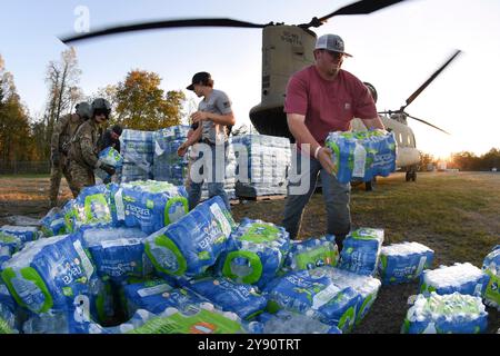 Catawba County, United States. 02 October, 2024. U.S. Army soldiers, assigned to the Aviation Battalion, 238th Aviation Regiment, South Carolina Army National Guard, and civilian relief workers unload pallets of water from a CH-47F Chinook helicopter for survivors of Hurricane Helene, October 2, 2024, in Catawba County, North Carolina.  Credit: SFC Roberto Di Giovine/US Army/Alamy Live News Stock Photo