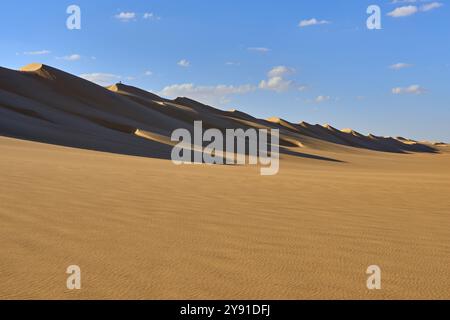 Wide desert landscape with gentle sand dunes under a blue sky with scattered clouds, Matruh, Great Sand Sea, Libyan Desert, Sahara, Egypt, North Afric Stock Photo