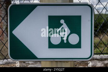 Route marker on the Sarlat Voie Verte bike path from Sarlat to Cazoulès , France Stock Photo