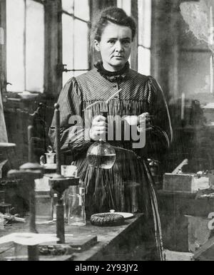 Marie Curie (1867-1934), portrait photograph in her laboratory, 1898 Stock Photo