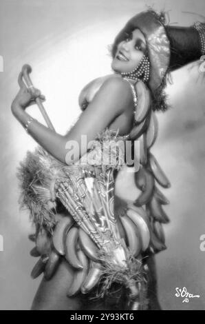 Arthur Benda (German photographer) - Ruth Bayton wearing a banana skirt in the Revue - The Train to the West) at the Apollo Theater - 1927 Stock Photo