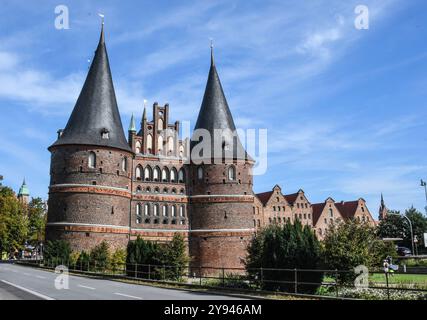 Blick auf das Holstentor in Luebeck, erbaut zwischen 1464 und 1578, Wahrzeichen der Hansestadt. Seit 1987 ist die Lübecker Altstadt UNESCO Weltkulturerbe. Foto:Winfried Rothermel *** View of the Holsten Gate in Lübeck, built between 1464 and 1578, landmark of the Hanseatic city Lübecks old town has been a UNESCO World Heritage Site since 1987 Photo Winfried Rothermel Stock Photo