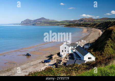 Yr Eifl hill rises behind the sweep of Traeth Morfa Nefyn beach and Porth Dinllaen bay on the Llyn Peninsula of North Wales. Stock Photo