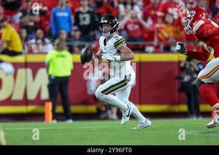 Kansas City, MO, USA. 7th Oct, 2024. New Orleans Saints quarterback Jake Haener (3) looks to pass against the Kansas City Chiefs at GEHA Field at Arrowhead Stadium in Kansas City, MO. David Smith/CSM/Alamy Live News Stock Photo