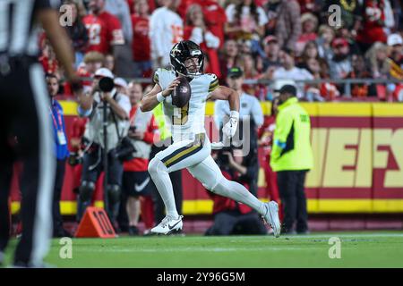 Kansas City, MO, USA. 7th Oct, 2024. New Orleans Saints quarterback Jake Haener (3) runs the ball against the Kansas City Chiefs at GEHA Field at Arrowhead Stadium in Kansas City, MO. David Smith/CSM/Alamy Live News Stock Photo