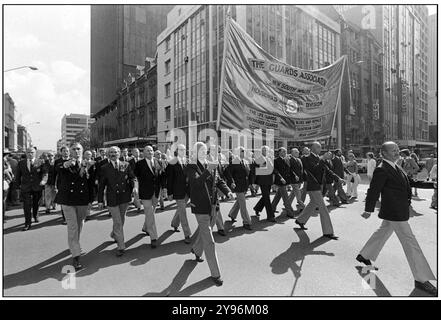 Still marching with the pride and precision they are renowned for, ex-Guardsmen of the Guards Association of New South Wales participating in the Anzac Dat Marxh, Sydney, 1980 Stock Photo