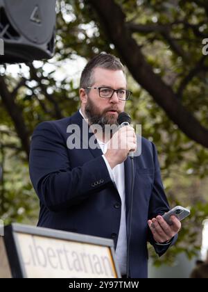 Melbourne, Australia. 05th Oct, 2024. Libertarian Party member Chris Needham, seen during the rally. The Australian Libertarian Party held a public rally at Flagstaff Gardens espousing party policy; particularly opposition to the federal government's proposed Communications Legislation Amendment (Combatting Misinformation and Disinformation) Bill 2024, and the state of Victoria's proposed changes to anti-vilification laws. (Photo by Alex Zucco/SOPA Images/Sipa USA) Credit: Sipa USA/Alamy Live News Stock Photo