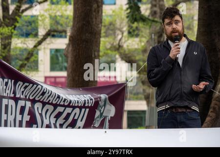 Melbourne, Australia. 05th Oct, 2024. An attendee speaks through a microphone during the rally. The Australian Libertarian Party held a public rally at Flagstaff Gardens espousing party policy; particularly opposition to the federal government's proposed Communications Legislation Amendment (Combatting Misinformation and Disinformation) Bill 2024, and the state of Victoria's proposed changes to anti-vilification laws. (Photo by Alex Zucco/SOPA Images/Sipa USA) Credit: Sipa USA/Alamy Live News Stock Photo