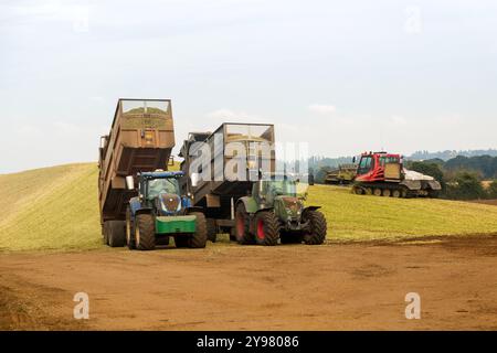 Piston Bully tracked bulldozer vehicle building silage clamp of ...