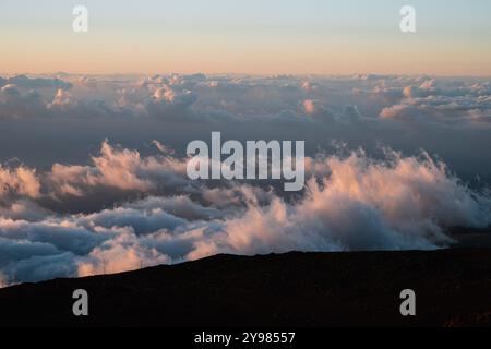 Sunset at Haleakala lookout with spectacular cloud formations as seen from the highest point on Maui in the evening (Hawaii, USA) Stock Photo