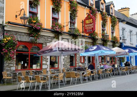 Foleys Bar and Restaurant in the main street of Kenmare, County Kerry, Ireland - John Gollop Stock Photo