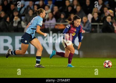 Joie Stadium, Manchester, UK. 9th Oct, 2024. UEFA Womens Champions League Football, Manchester City versus Barcelona; Claudia Pina of Barcelona women runs at Naomi Layzell of Manchester City Credit: Action Plus Sports/Alamy Live News Stock Photo