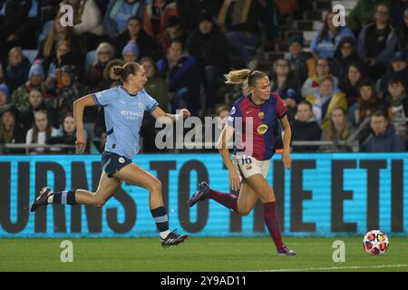 Manchester, UK. 09th Oct, 2024. Manchester, England, October 9th 2024: Fridolina Rolfo (16 FC Barcelona) being chased by Naomi Layzell (3 Manchester City) during the UEFA Womens Champions League game between Manchester City and Barcelona at Joie Stadium in Manchester, England (Alexander Canillas/SPP) Credit: SPP Sport Press Photo. /Alamy Live News Stock Photo