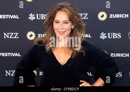 Jennifer Grey bei der Premiere des Kinofilms 'A Real Pain' auf dem 20. Zurich Film Festival 2024 im Corso 1. Zürich, 09.10.2024 Stock Photo