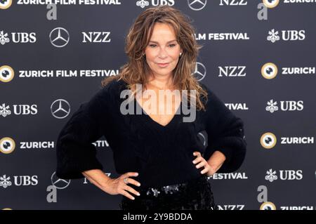 Jennifer Grey bei der Premiere des Kinofilms 'A Real Pain' auf dem 20. Zurich Film Festival 2024 im Corso 1. Zürich, 09.10.2024 Stock Photo