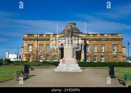 Ayr seafront.  Looking west from Wellington Square Gardens towards Clyde Estuary.   looking west to Ayr Sheriff Court and Justice of the Peace Court. Stock Photo