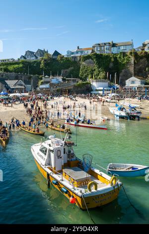 Pilot Gig crews carrying their oars waiting to board their Pilot Gigs for Women's Newquay County Championships Cornish Pilot Gig Rowing event at Newqu Stock Photo