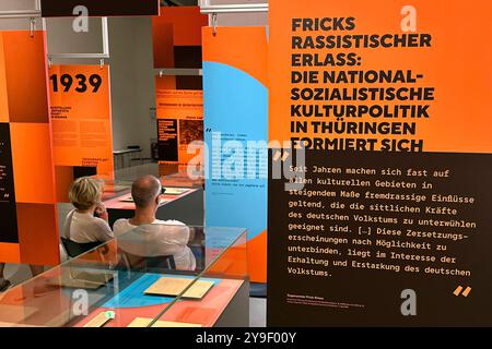 Bauhaus und Nationalsozialismus Ausstellung DEU, Deutschland, Germany, Weimar, Thüringen, Thueringen, Thuringia, 30.07.2024 Zitat Fricks Rassistischer Erlass zur Nationalsozialistischen Kulturpolitik sog. Frick-Erlass nach Wilhelm Frick NSDAP von 1930 in der Ausstellung Bauhaus und Nationalsozialismus im Bauhaus Museum zum Thema Abgehaengt C Beschlagnahmt C Angepasst 1930/1937 um die Beschlagnahme der entarteten Kunst 1937 und um ihre Vorlaeuferaktion in Weimar Thueringen Deutschland . Eine Die dreiteilige Ausstellung zeigt neue, auch unbequeme Perspektiven auf die Bauhausgeschichte , von 1919 Stock Photo