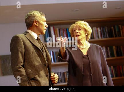 Peter Francis James (Oscar), Maggie Smith (Elizabeth) in THE LADY FROM DUBUQUE by Edward Albee at the Theatre Royal Haymarket, London SW1  20/03/2007  design: Hildegard Bechtler  director: Anthony Page Stock Photo