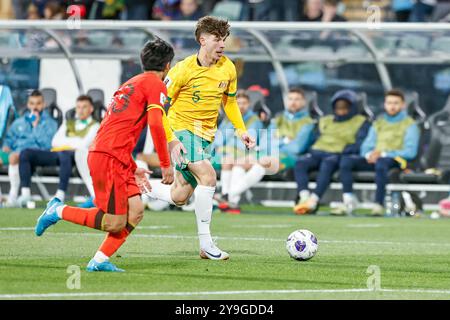 Adelaide Oval, Adelaide, Australia 10th October2024, International, World Cup Qualification, AFC Australia vs China PR,  China PR; Hetao HU pursues Socceroo; Jordan BOS down the wing  Credit; Mark Willoughby/ALAMY Live News Stock Photo