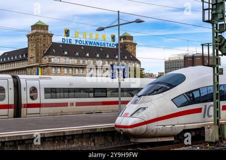 Eisenbahnverkehr in Essen. Intercity Express Zug der Deutschen Bahn ICE ...