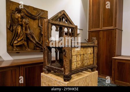 Vatican City, Vatican. 8th Oct, 2024. The relic of a wooden throne known as the 'Cathedra Sancti Petri Apostoli', temporarily removed during the restoration work of the Altar of the Chair of St. Peter. Press Tour of the restoration site of the Baldachin and the altar of the Chair of St. Peter in St. Peter's Basilica. (Credit Image: © Stefano Costantino/SOPA Images via ZUMA Press Wire) EDITORIAL USAGE ONLY! Not for Commercial USAGE! Stock Photo