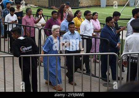 Mumbai, India. 10th Oct, 2024. People arrive to pay tribute to the former chairperson of the Tata Group, Ratan Tata at the National Centre for Performing Arts (NCPA) before the funeral. Indian industrialist and philanthropist Ratan Tata passed away on 9th October 2024 at the age of 86 years in Mumbai. (Photo by Ashish Vaishnav/SOPA Images/Sipa USA) Credit: Sipa USA/Alamy Live News Stock Photo