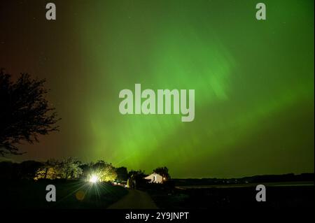 Arnside, Milnthorpe, Cumbria, UK Northern lights over Arnside, Cumbria, UK. Credit: John Eveson/Alamy Live News Stock Photo