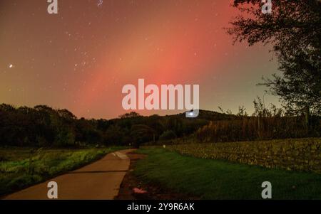 Arnside, Milnthorpe, Cumbria, UK Northern lights over Arnside, Cumbria, UK. Credit: John Eveson/Alamy Live News Stock Photo