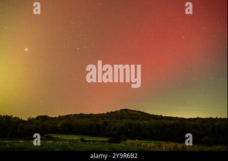 Arnside, Milnthorpe, Cumbria, UK Northern lights over Arnside, Cumbria, UK. Credit: John Eveson/Alamy Live News Stock Photo