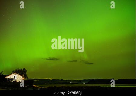 Arnside, Milnthorpe, Cumbria, UK Northern lights over Arnside, Cumbria, UK. Credit: John Eveson/Alamy Live News Stock Photo