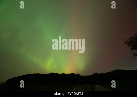 Arnside, Milnthorpe, Cumbria, UK Northern lights over Arnside, Cumbria, UK. Credit: John Eveson/Alamy Live News Stock Photo