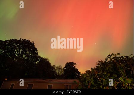 Arnside, Milnthorpe, Cumbria, UK Northern lights over Arnside, Cumbria, UK. Credit: John Eveson/Alamy Live News Stock Photo