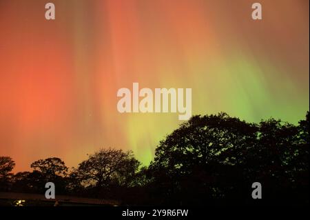 Arnside, Milnthorpe, Cumbria, UK Northern lights over Arnside, Cumbria, UK. Credit: John Eveson/Alamy Live News Stock Photo