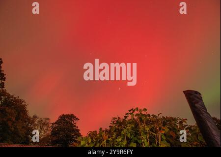 Arnside, Milnthorpe, Cumbria, UK Northern lights over Arnside, Cumbria, UK. Credit: John Eveson/Alamy Live News Stock Photo