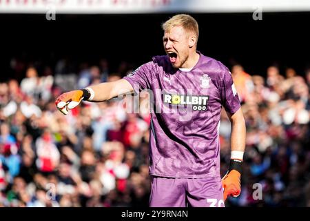 LONDON, ENGLAND - OCTOBER 5: Southampton FC goalkeeper Aaron Ramsdale coaches his team mates during the Premier League match between Arsenal FC and Southampton FC at Emirates Stadium on October 5, 2024 in London, England. (Photo by Rene Nijhuis/MB Media) Stock Photo