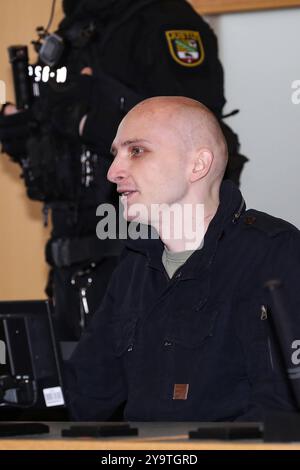 Angeklagter Stephan Balliet - Prozessbeginn im Landgericht Magdeburg wegen Geiselnahme in der JVA Burg Sachsen-Anhalt. Persönlichkeitsrechte der Prozessbeteiligten sind zu wahren *** Defendant Stephan Balliets trial begins at Magdeburg District Court for hostage-taking at Burg JVA in Saxony-Anhalt Personal rights of the parties to the trial must be protected Stock Photo