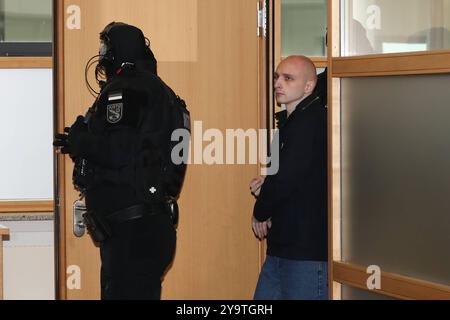 Angeklagter Stephan Balliet - Prozessbeginn im Landgericht Magdeburg wegen Geiselnahme in der JVA Burg Sachsen-Anhalt. Persönlichkeitsrechte der Prozessbeteiligten sind zu wahren *** Defendant Stephan Balliets trial begins at Magdeburg District Court for hostage-taking at Burg JVA in Saxony-Anhalt Personal rights of the parties to the trial must be protected Stock Photo