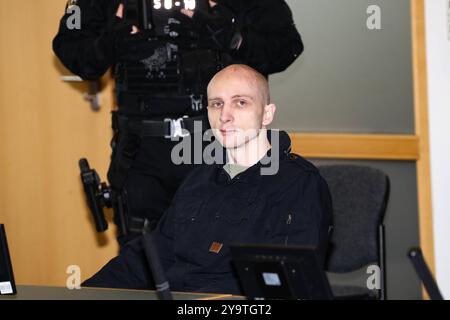 Angeklagter Stephan Balliet - Prozessbeginn im Landgericht Magdeburg wegen Geiselnahme in der JVA Burg Sachsen-Anhalt. Persönlichkeitsrechte der Prozessbeteiligten sind zu wahren *** Defendant Stephan Balliets trial begins at Magdeburg District Court for hostage-taking at Burg JVA in Saxony-Anhalt Personal rights of the parties to the trial must be protected Stock Photo