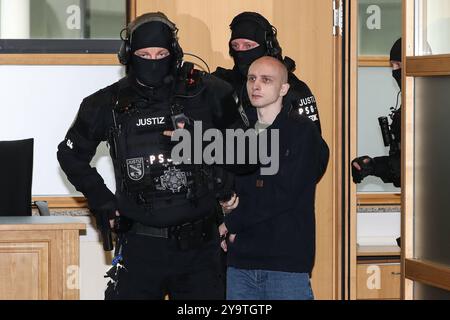 Angeklagter Stephan Balliet - Prozessbeginn im Landgericht Magdeburg wegen Geiselnahme in der JVA Burg Sachsen-Anhalt. Persönlichkeitsrechte der Prozessbeteiligten sind zu wahren *** Defendant Stephan Balliets trial begins at Magdeburg District Court for hostage-taking at Burg JVA in Saxony-Anhalt Personal rights of the parties to the trial must be protected Stock Photo