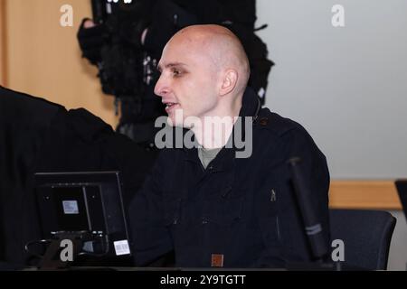 Angeklagter Stephan Balliet - Prozessbeginn im Landgericht Magdeburg wegen Geiselnahme in der JVA Burg Sachsen-Anhalt. Persönlichkeitsrechte der Prozessbeteiligten sind zu wahren *** Defendant Stephan Balliets trial begins at Magdeburg District Court for hostage-taking at Burg JVA in Saxony-Anhalt Personal rights of the parties to the trial must be protected Stock Photo