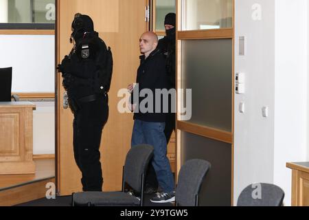 Angeklagter Stephan Balliet - Prozessbeginn im Landgericht Magdeburg wegen Geiselnahme in der JVA Burg Sachsen-Anhalt. Persönlichkeitsrechte der Prozessbeteiligten sind zu wahren *** Defendant Stephan Balliets trial begins at Magdeburg District Court for hostage-taking at Burg JVA in Saxony-Anhalt Personal rights of the parties to the trial must be protected Stock Photo